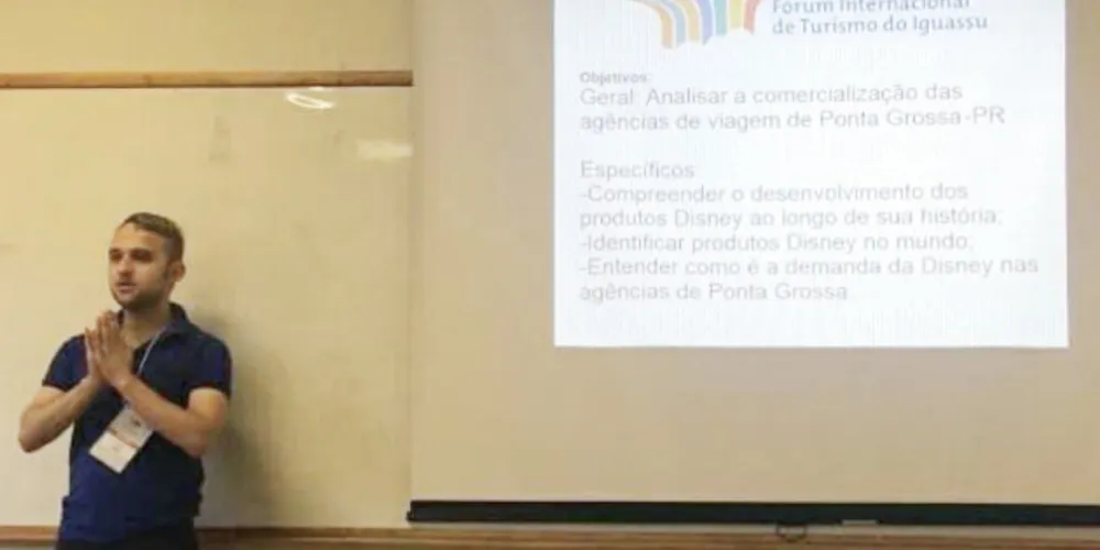 Ele foi o primeiro aluno autista do curso de Turismo a defender o TCC de forma remota.