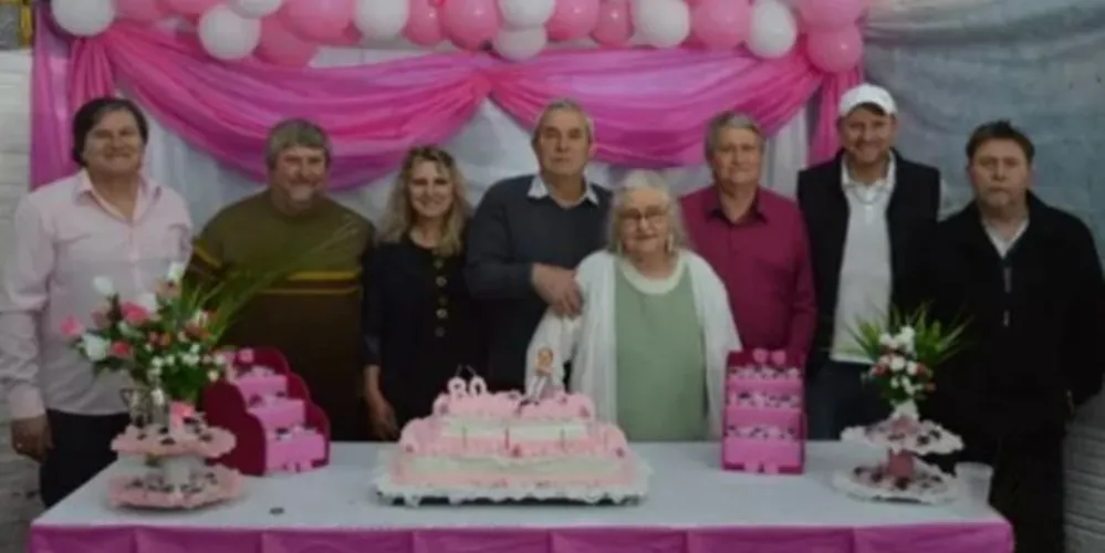 família Bonaldi, de Cruz Alta (RS): Jorge (adoeceu mas não precisou ser internado), Paulo, Angelita (foi internada mas recebeu alta), Achiles, Maria Vergilia, João (adoeceu mas não precisou ser internado), Rodrigo (recebeu alta depois de 15 dias de UTI) e Sérgio Imagem: Acervo pessoal