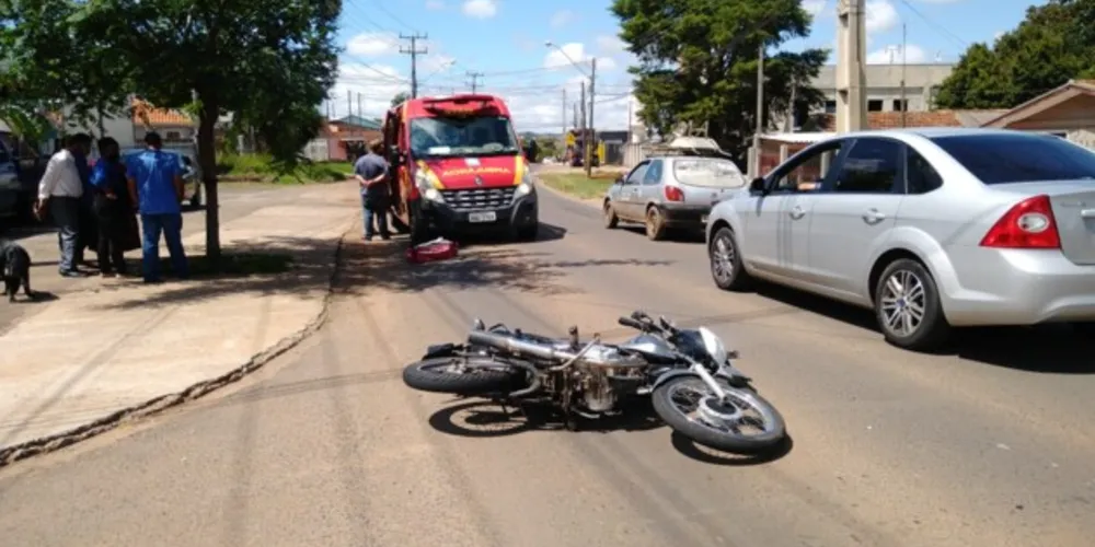 Colisão entre carro e moto aconteceu nesta tarde (25).