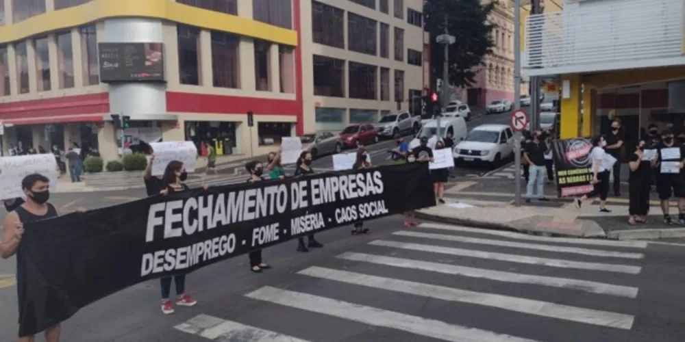 A manifestação aconteceu na tarde desta sexta-feira (26). 