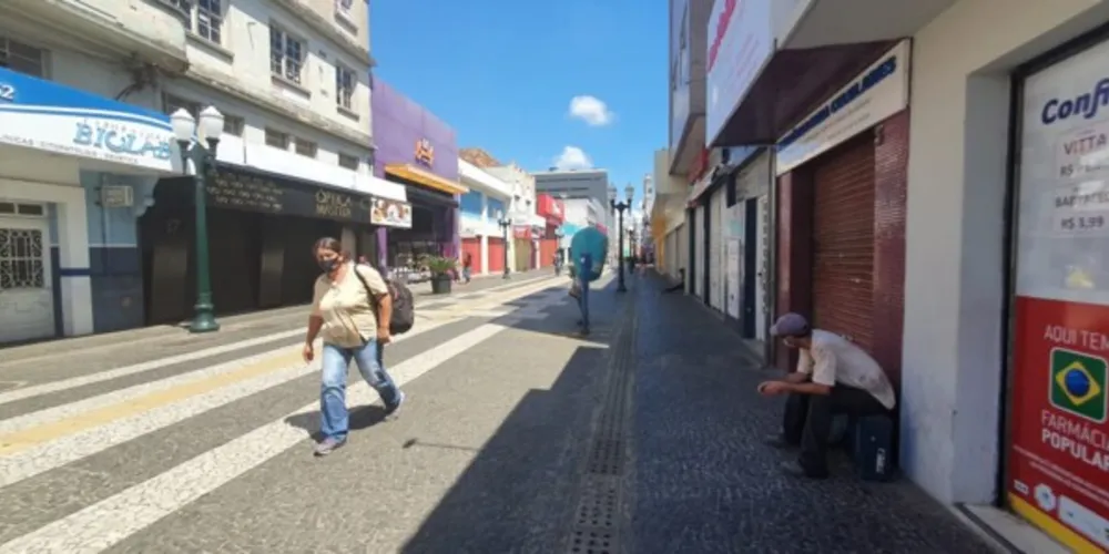 Lojas ‘não essenciais’ estão fechadas em Ponta Grossa desde quinta-feira (18)