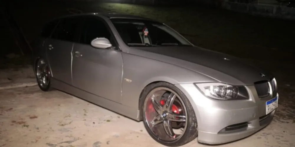 Veículo BMW 325i foi apreendido