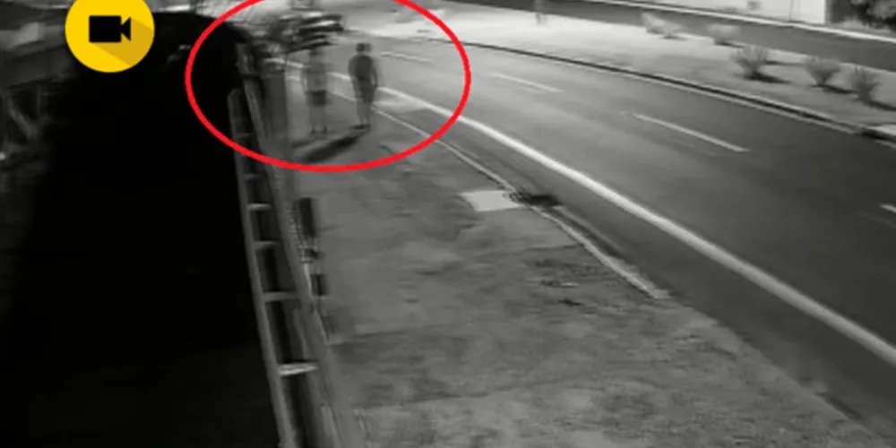 Imagem ilustrativa da imagem Câmera flagra carro rodando e batendo em muro de casa