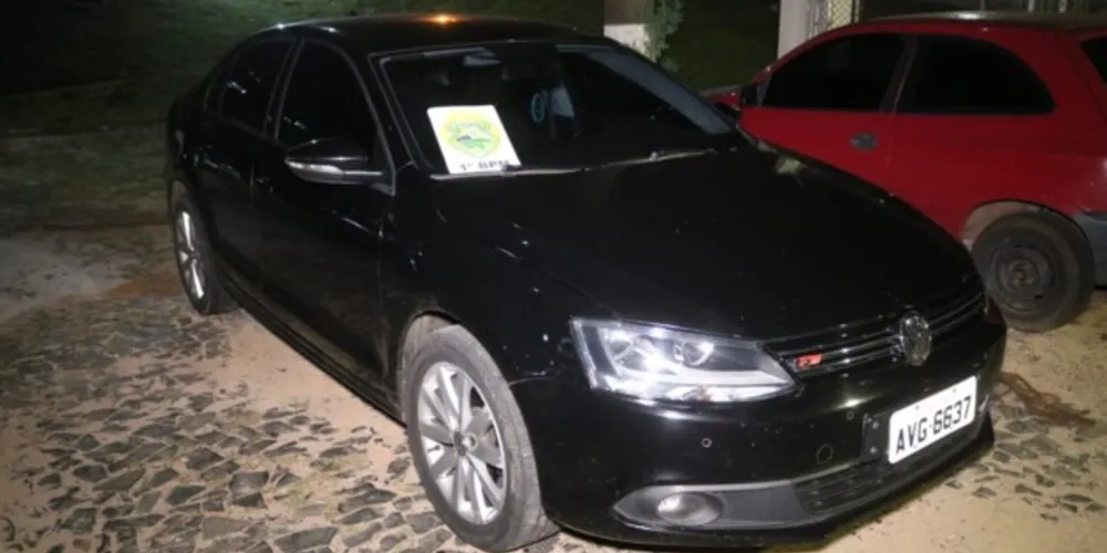 O carro, onde foi encontrada a droga, também foi apreendido