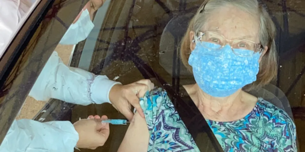 Imunizantes foram aplicados em idosos entre 72, 73 e 74 anos.