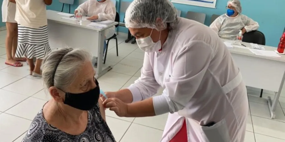 3.293 pessoas com idades entre 71 e 70 anos foram vacinadas neste domingo