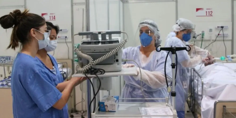 São 156 leitos para adultos e 5 pediátricos.
