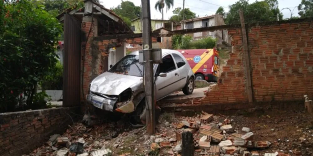 Carro derrubou parte do muro de uma residência