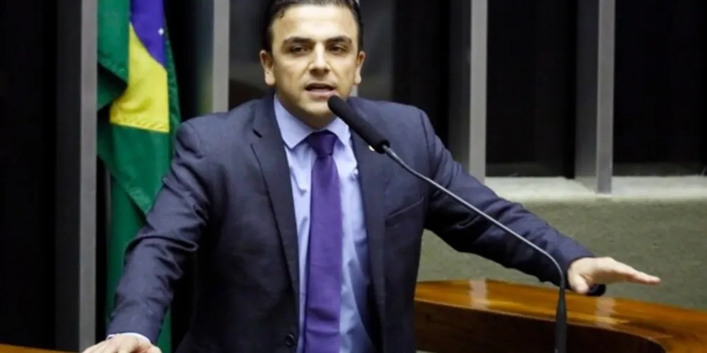 Deputado federal fez o comunicado via redes sociais.
