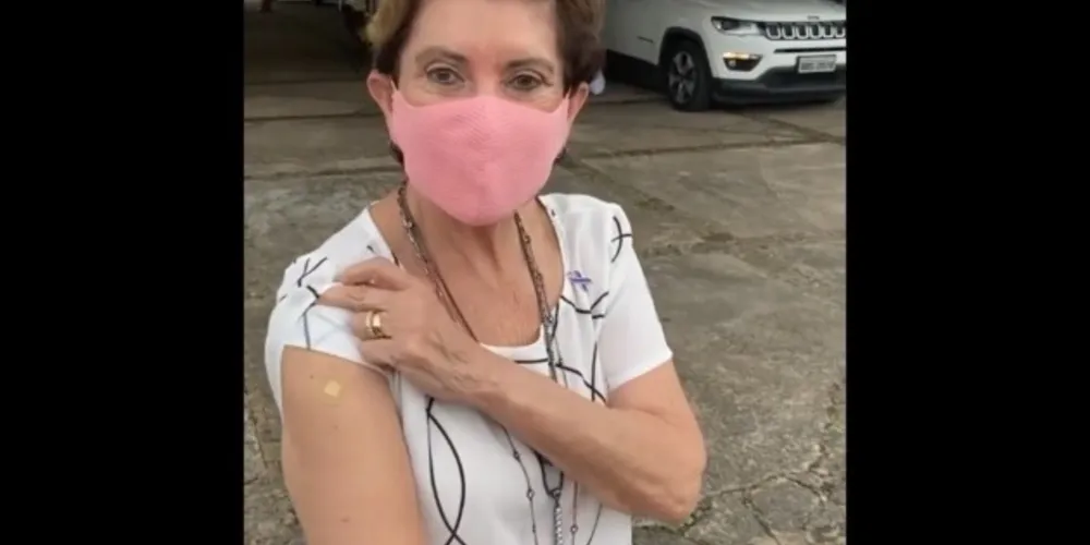 Prefeita aguarda agora a aplicação da 2ª dose do imunizante contra o coronavírus.