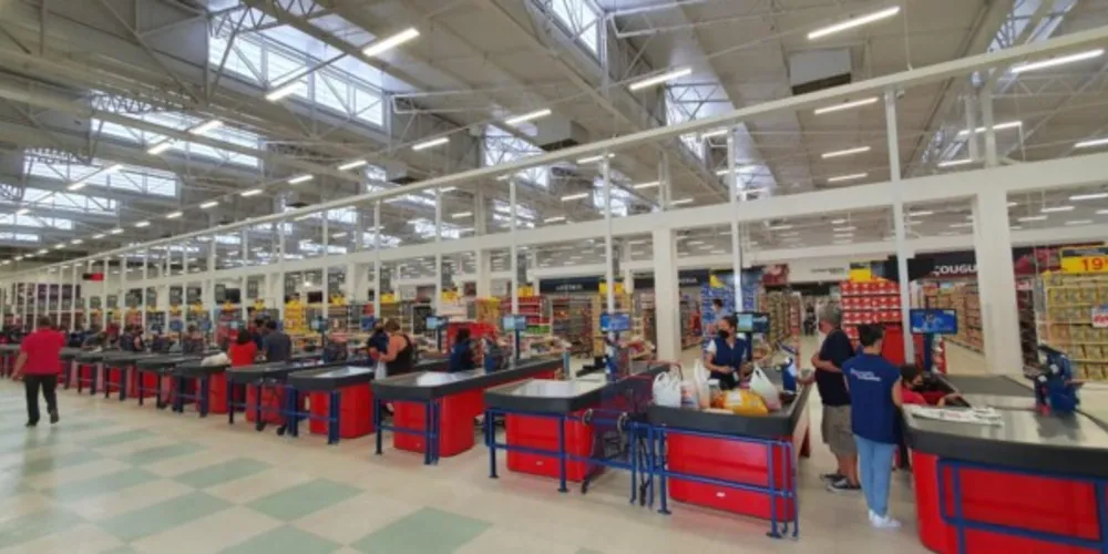 Unidade do Superpão Compre Mais abriu as portas ao público às 8h desta segunda-feira (29)
