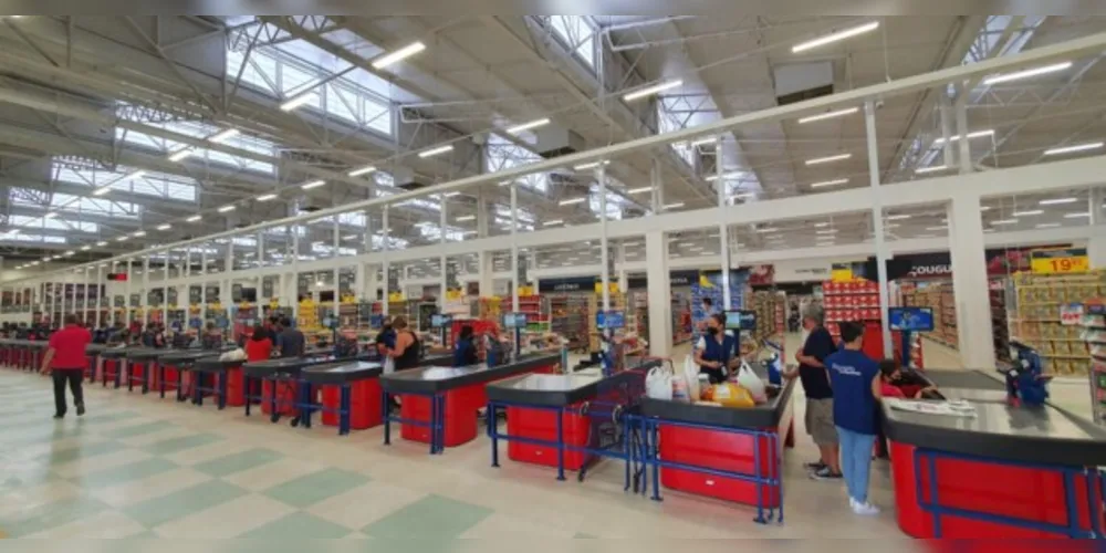 Unidade do Superpão Compre Mais abriu as portas ao público às 8h desta segunda-feira (29)