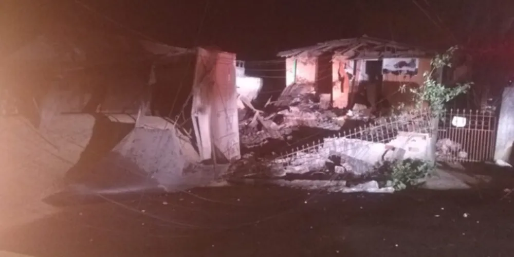  O caminhão atingiu cinco veículos e caiu sobre duas casas