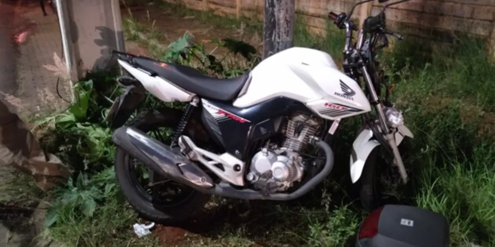 Mulher ficou ferida em acidente envolvendo duas motos