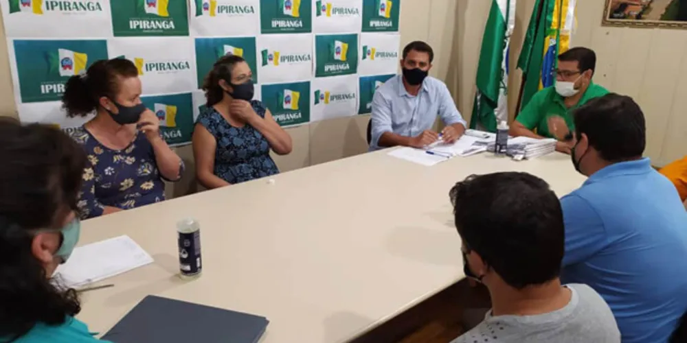 Prefeito Douglas Modesto participou de uma reunião com empresários nesta segunda (29). Entidade está inativa há 5 anos