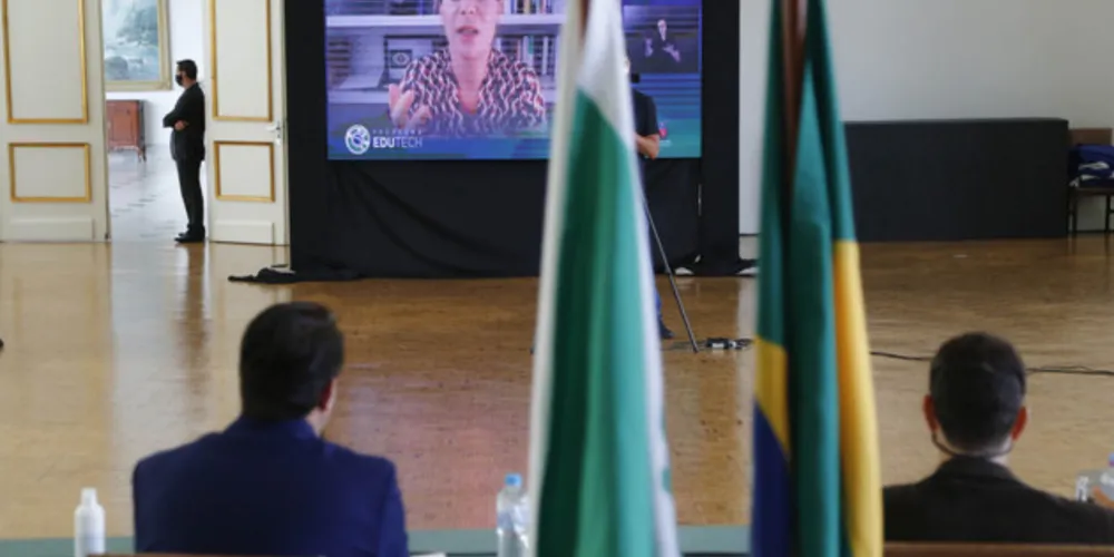 Imagem ilustrativa da imagem PR oferta cursos gratuitos de programação para 65 mil alunos