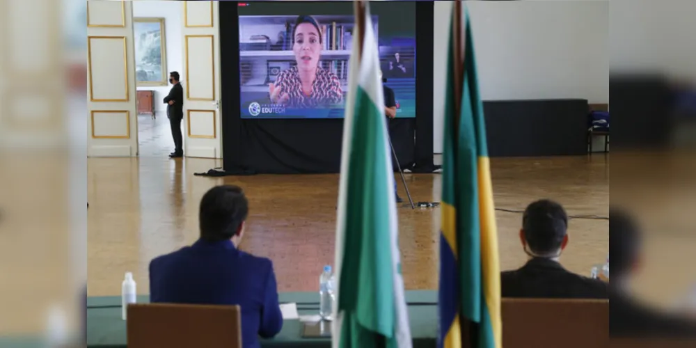 Imagem ilustrativa da imagem PR oferta cursos gratuitos de programação para 65 mil alunos