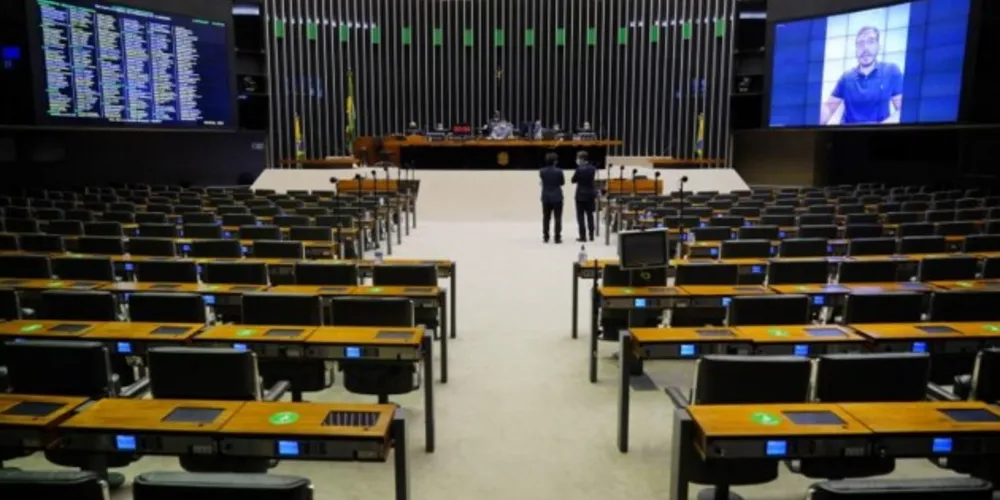 Deputados aprovaram o Projeto de Lei Complementar nesta quarta-feira (31).