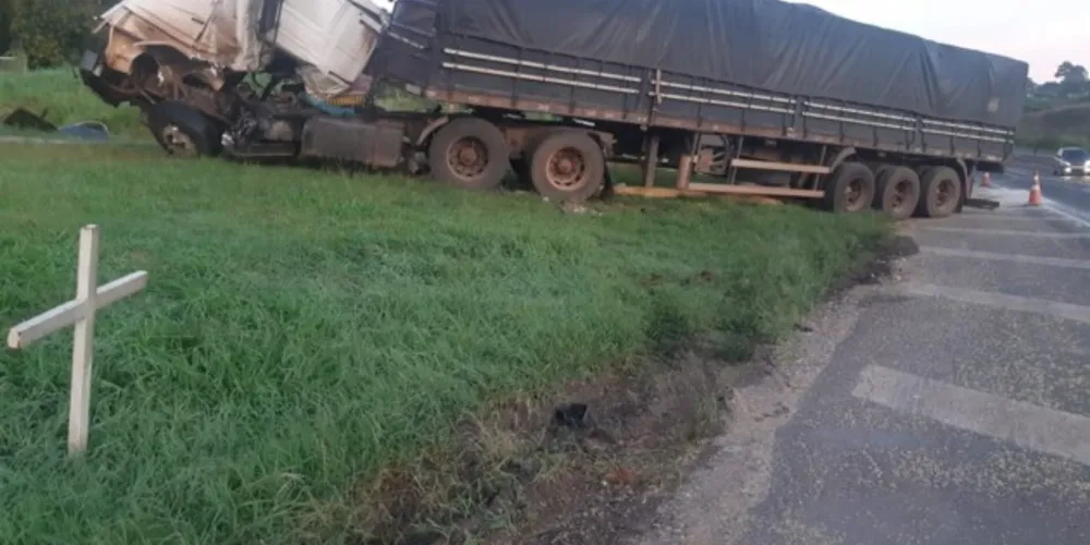 Alguns veículos ficaram totalmente destruídos, mas apresar dos danos ninguém se machucou