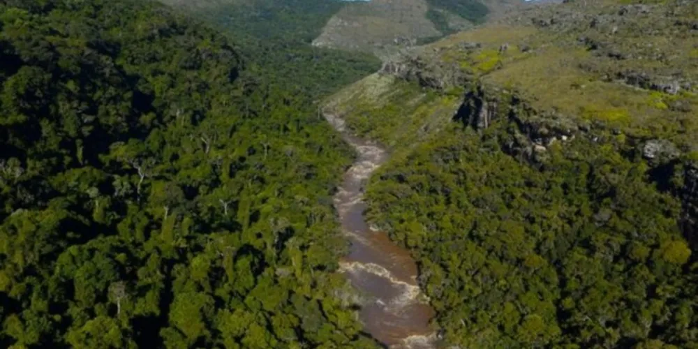 A Escarpa Devoniana, que está localizada na transição de relevo entre o primeiro e o segundo planalto, é chamada assim por causa das rochas de sustentação, que possuem idade devoniana - 400 milhões de anos.