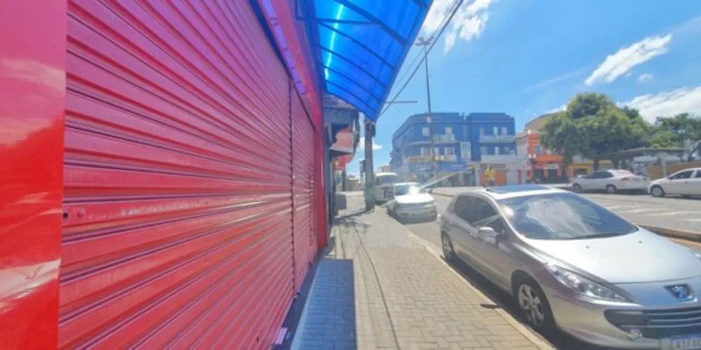 O comércio de rua abre somente no sábado (03).