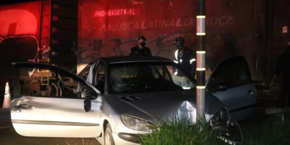 Acidente ocorreu na madrugada desta sexta-feira (2), em Ponta Grossa