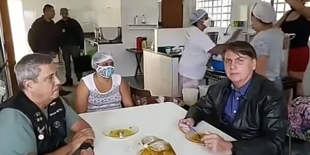 "As Forças Armadas estão à disposição para começar também a vacinar", disse hoje o presidente
