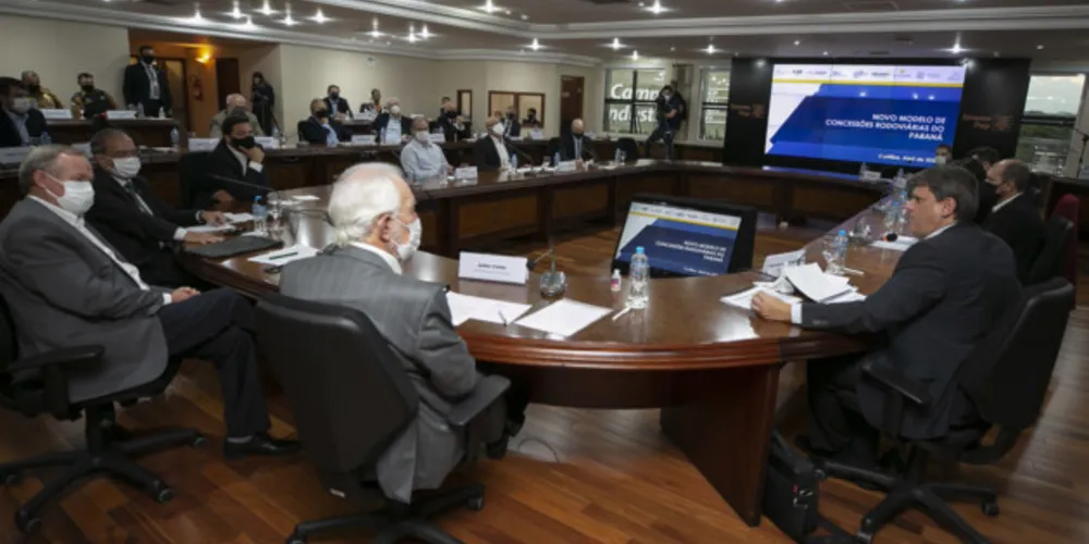 Ministro Tarcísio Gomes de Freitas (à direita) fala durante reunião com entidades do setor produtivo paranaense 