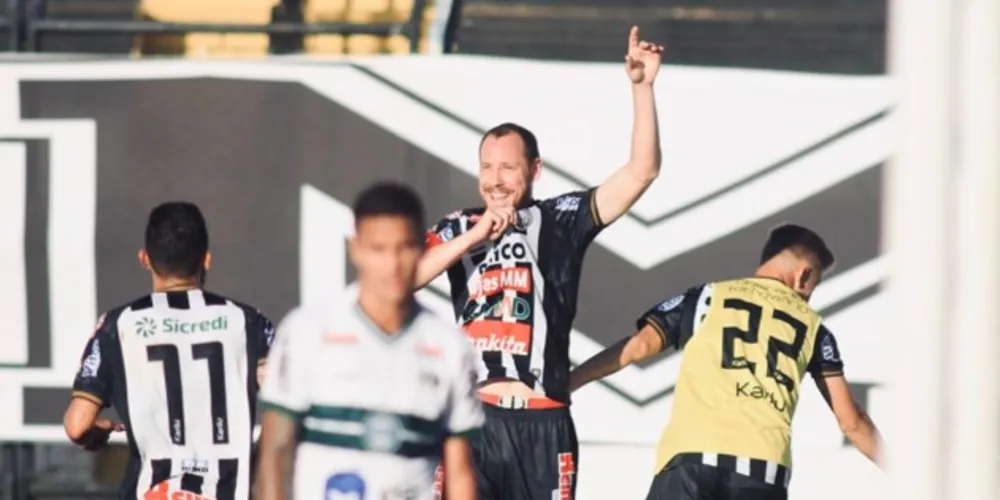 Schumacher celebra o gol anotado aos 17 minutos do 2º tempo