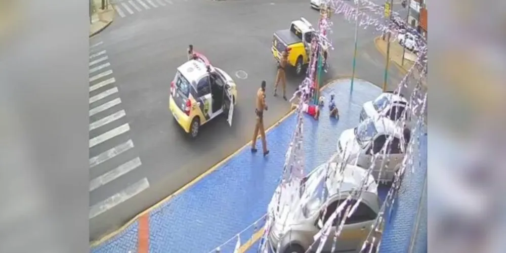 Durante a abordagem, as autoridades também identificaram que a moto seria clonada