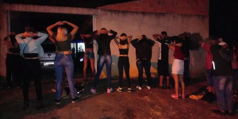 Os adultos da imagem foram levados à delegacia para depoimento