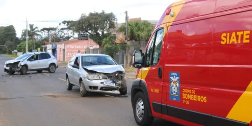 Carros Peugeot e Palio se envolveram em acidente.