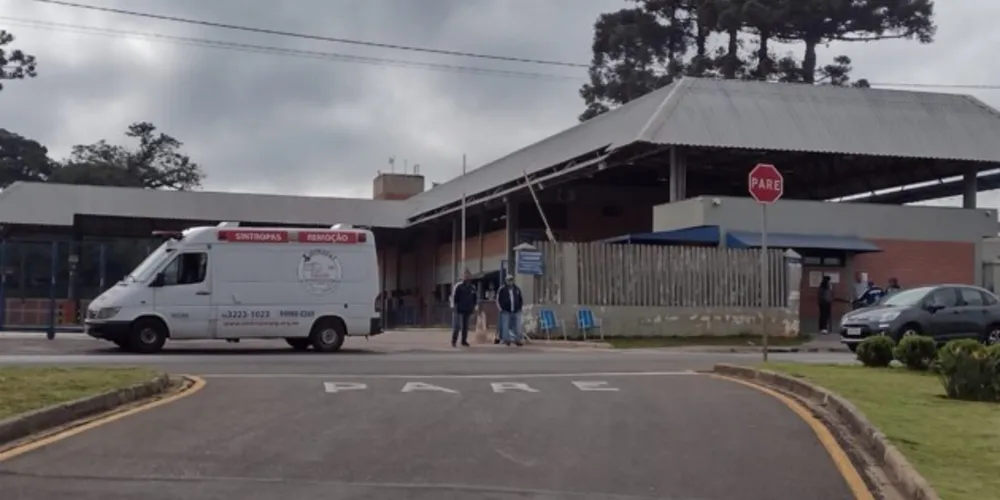 Carro do Sintropas estacionado em frente à garagem da VCG