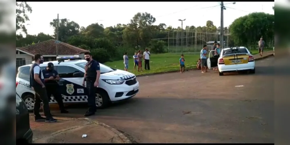 briga generalizada na esquina entre as ruas Cação e Betara no Jardim Cachoeira.