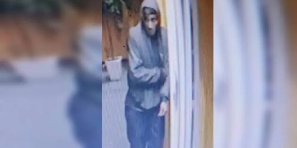 O bandido arrombou a porta do mercado e levou dinheiro e mercadorias