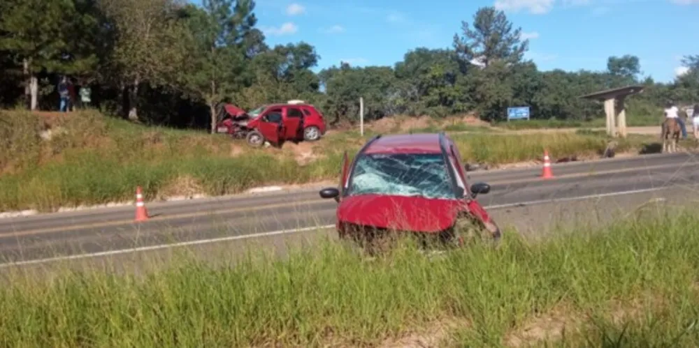 Os dois carros bateram de frente no Km 216