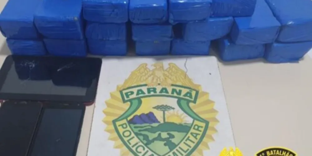 Na vistoria, foram localizados no porta malas, pacotes com maconha que totalizaram 9,9 gramas do entorpecente.