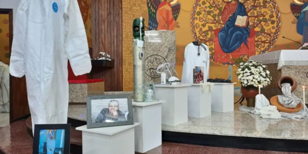 Alguns equipamentos hospitalares estavam no altar em homenagem aos profissionais que se entregam dia a dia.