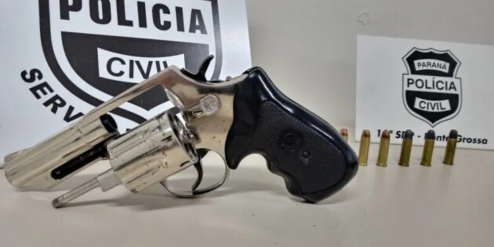 Um revólver calibre .357 foi apreendido. 
