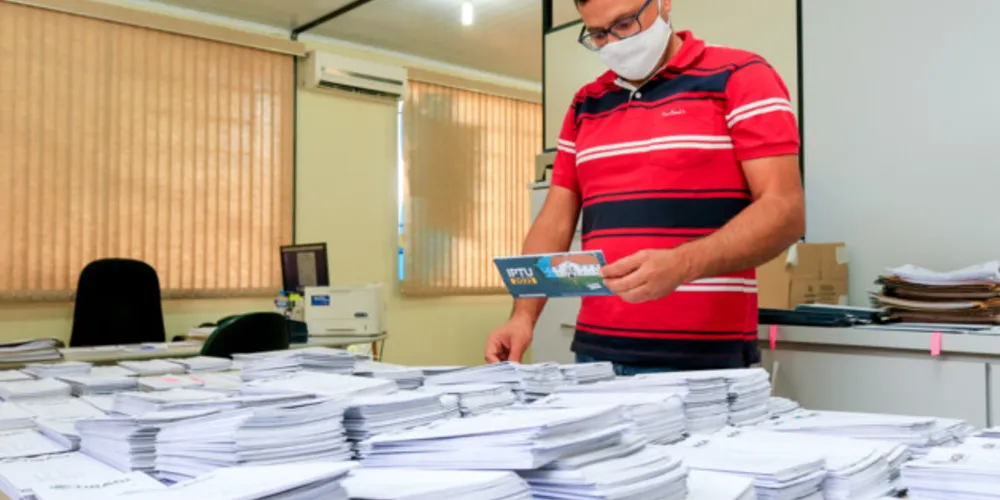 Distribuição começou nesta segunda-feira (5). Diante do atual cenário da pandemia, a administração solicita que as pessoas aguardem o recebimento do IPTU em casa