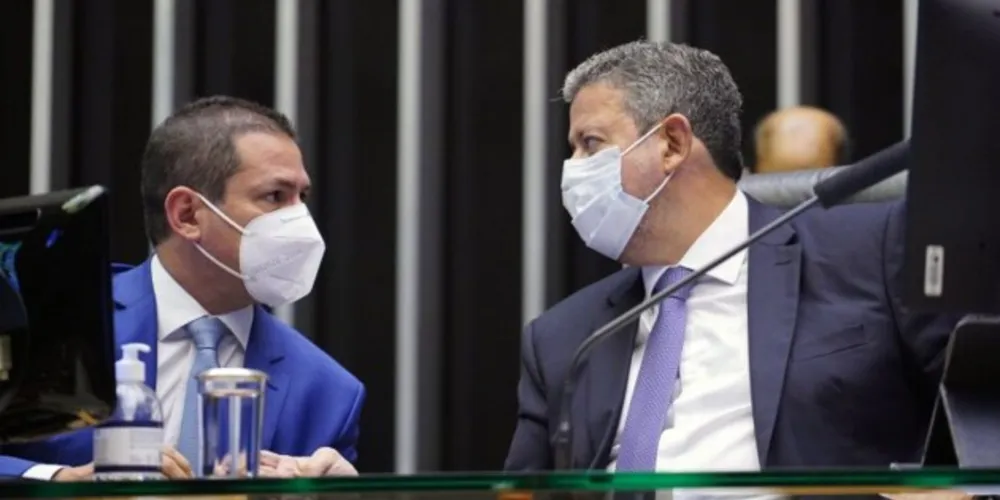 Sessão do Plenário: deputados Marcelo Ramos (E), vice-presidente da Câmara, e Arthur Lira (D), presidente da Casa