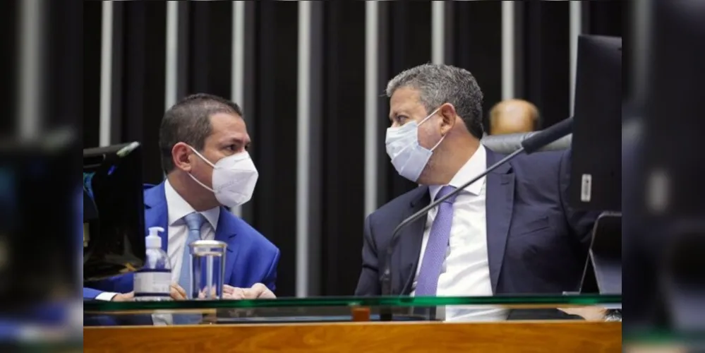 Sessão do Plenário: deputados Marcelo Ramos (E), vice-presidente da Câmara, e Arthur Lira (D), presidente da Casa