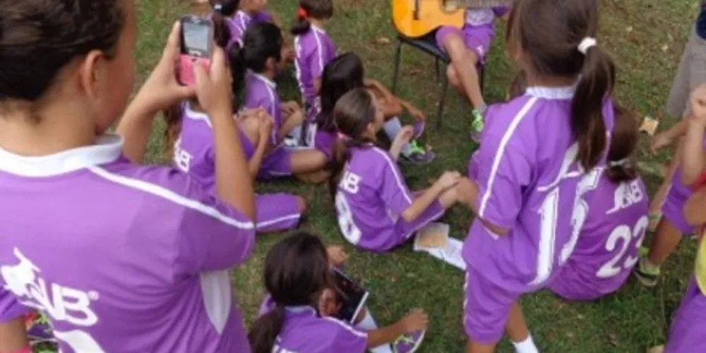 Crianças da comunidade participam de atividades no contraturno escolar