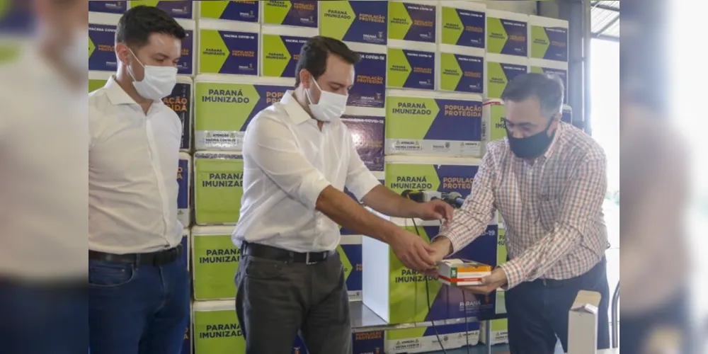  Remessa é formada por 127.250 imunizantes da AstraZeneca/Oxford/Fiocruz e 114.800 da Coronavac/Butantan.