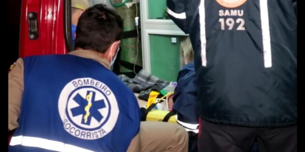 Adolescente de 17 recebeu atendimento médico no local e foi levado com ferimentos considerados graves para a Santa Casa.