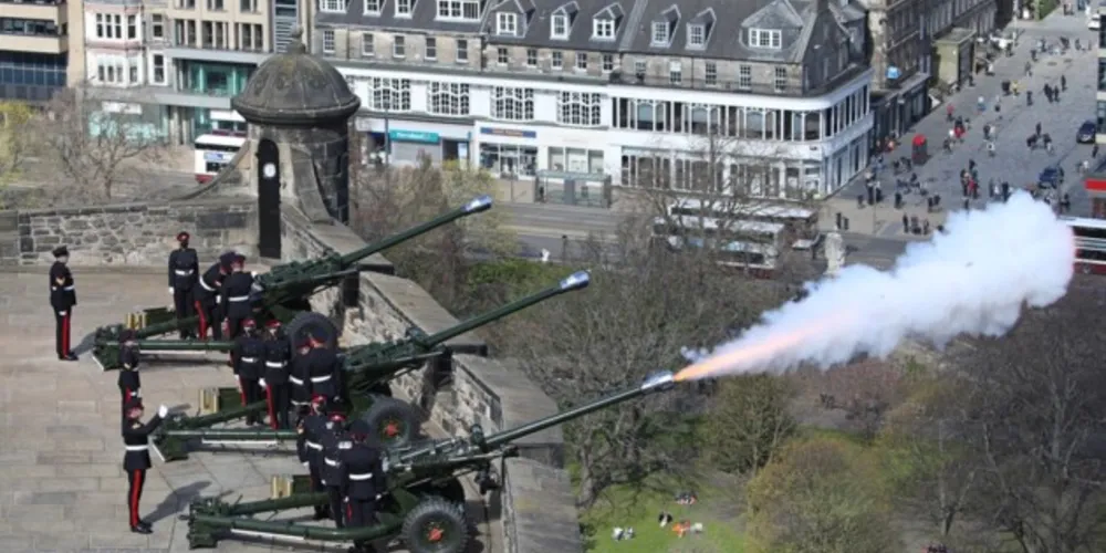 As salvas de tiros de canhão são usadas pelos britânicos para marcar eventos nacionais importantes