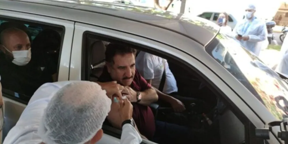 Pai do governador Ratinho Junior recebeu a vacina neste domingo (11), em Apucarana