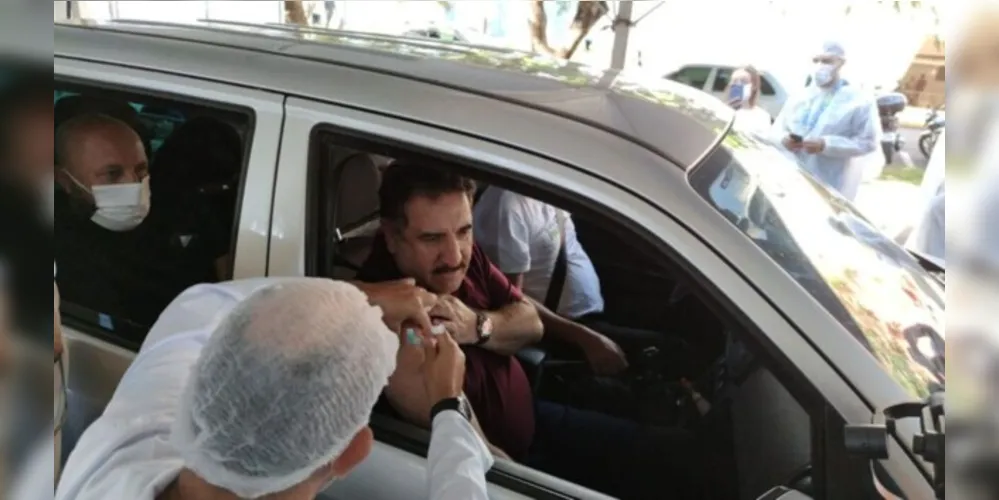 Pai do governador Ratinho Junior recebeu a vacina neste domingo (11), em Apucarana