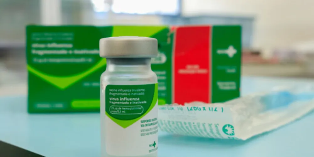 Equipes de saúde já receberam 700 doses do imunizante, que devem ser aplicadas em três fases
