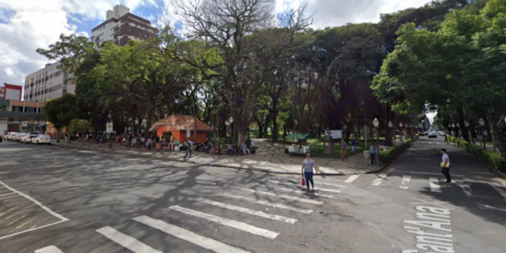 Quando a PM chegou na Praça Barão do Rio Branco, o adolescente de 13 anos tentou 'esconder' mais de dez pedras de crack dentro da boca